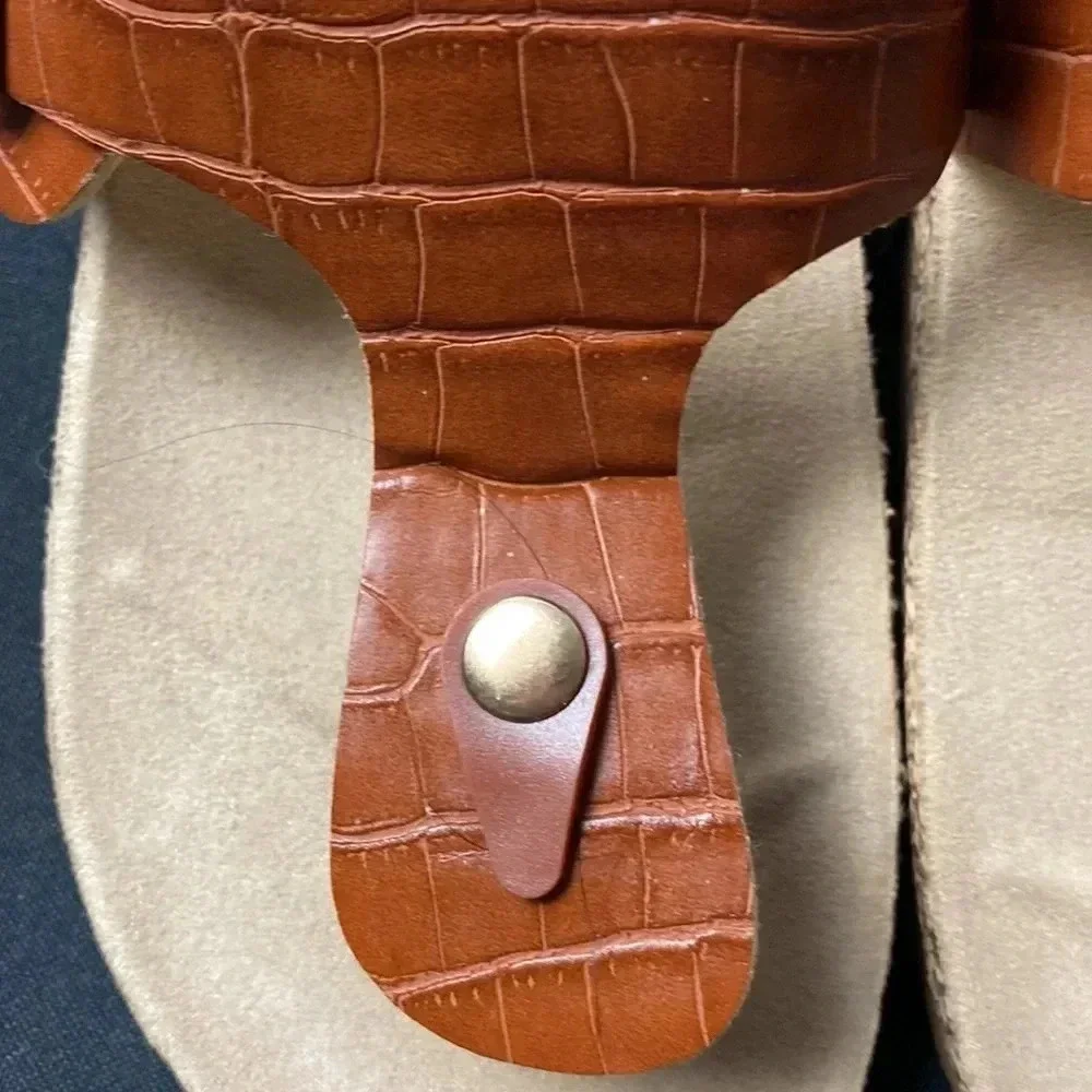 CL LAUNDRY WOMENS SIZE 10 CARAMEL COLOR FAUX‎ ALLIGATOR THONG STRAP HEEL